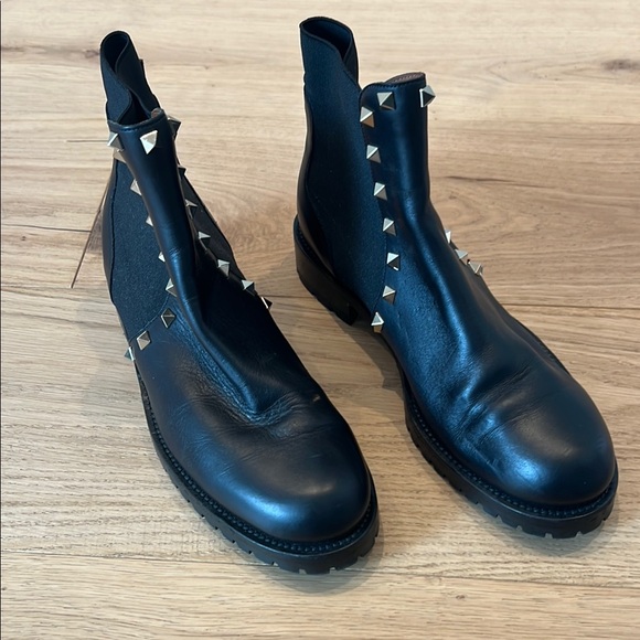 Valentino Garavani Black Studded Chelsea Boots - Picture 4 of 9